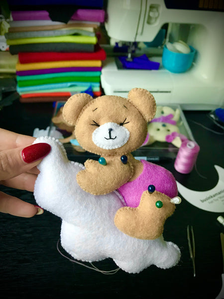 Выкройка для шитья войлочной игрушки "Лунный медведь"