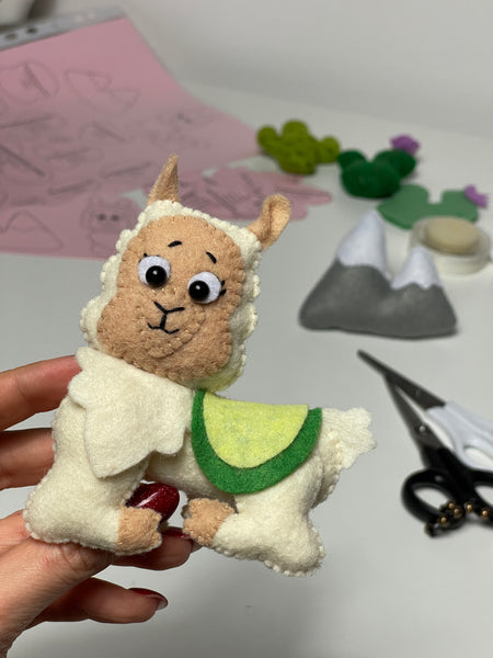 Schnittmuster für ein Frenchie-Filzspielzeug für Hunde