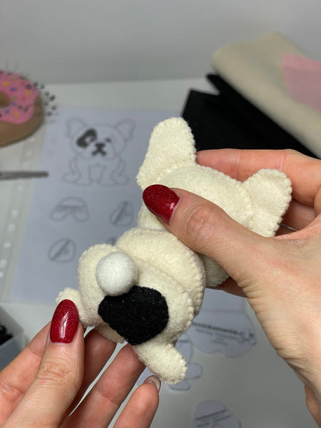 Schnittmuster für ein Frenchie-Filzspielzeug für Hunde