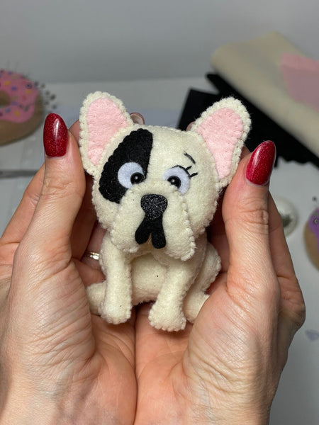 Schnittmuster für ein Frenchie-Filzspielzeug für Hunde