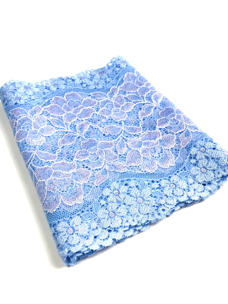 16 cm breiter elastischer Spitzenbesatz mit blauen Blumen